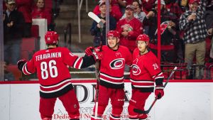 Teuvo Teräväinen, Dougie Hamilton och Sebastian Aho jublar. Teuvo Teräväinen, Dougie Hamilton och Sebastian Aho firar.