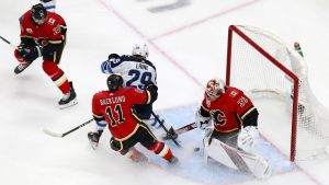 Patrik Laine och Mikael Backlund fajtas framför målvakten Cam Talbot. Patrik Laine och Mikael Backlund fajtas framför målvakten Cam Talbot.