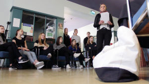 Ett tjugotal unga som också studerar i Ekenäs gymnasium följde med debatten på plats och ställe i Kulturhuset Karelia i Ekenäs. Ett rum fullt med människor som deltar i en valdebatt.
