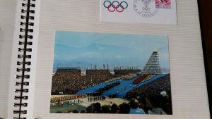 Invigningen av vinter-OS med somrig grönska. Foto ur Olavi Hjellmans fotoalbum. Ett fotoalbum med en bild från invigningen av de olympiska vinterspelen i Grenoble 1968.