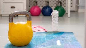 Kettlebell är enligt Tina Signell ett bra redskap att träna med hemma. Kettlebell på golvet.