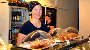 Mikaela Hollsten jobbar som bäst i Dalsbruk. Mikaela Hollsten jobbar på café i Dalsbruk, hösten 2016.