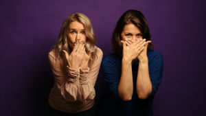 Hannah Norrena och Eva Frantz i Relationspodden. Hannah Norrena och Eva Frantz ser luriga ut.