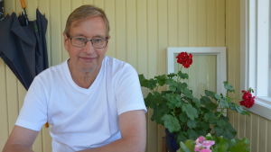Kjell Wennström sitter i Åbo stads social- och hälsovårdsnämnd och är oroad över att svenskspråkiga äldre inte får vård på sitt modersmål. Kjell Wennström tittar in i kameran.