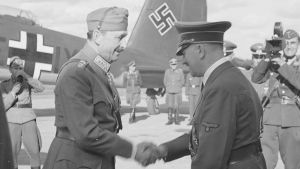 Adolf Hitler besökte Gustaf Mannerheim på dennes 75-årsdag på flygplatsen i Immola 4.6.1942. Adolf Hitler besöker Carl Gustaf Mannerheim på dennes 75-årsdag i Immola 4.6.1942.