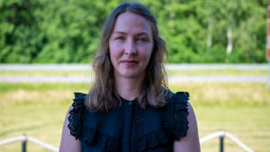 Louise Kjellberg är hantverkare och säger att coronavåren har gett henne mera arbete när människor vill rusta upp gamla möbler i stället för att köpa nytt. En kvinna i svarta kläder står framför kameran.