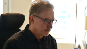 Från och med mars har Arno Gräsbeck hyrt ett rum i det gemensamma kontoret. Han har varit egenföretagare i tio år och främst jobbat hemifrån. Arno Gräsbeck.