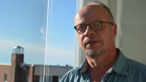 Juha Ruusuvuori blev tillfällig arbetsgivare och är mycket nöjd med erfarenheten. Man med glasögon.