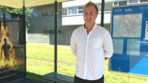 Åländska André Karring åkte buss i stan och förstod inte vad busschauffören sade till honom på finska. Då blev han utslängd. Man står och väntar på bussen