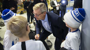 Markku Kanerva skrev autografer till unga supportrar. Markku Kanerva skriver autografer.