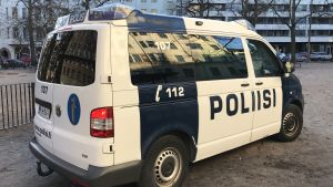 Helsingforspolisen säger att i synnerhet Mechelingatan och Lönnrotsgatan är problemgator vad gäller trafiken i Helsingfors. En polisbil.
