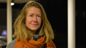 Sara Wilson önskar att Raseborgs tjänstemän skulle kommunicera med föräldrarna. En kvinna med långt ljust hår.