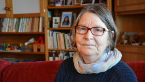 Agneta Glad säger att de flesta elavbrott hon varit med om varat högst i några timmar. Vit kvinna med grå page och glasögon stter i en soffa.