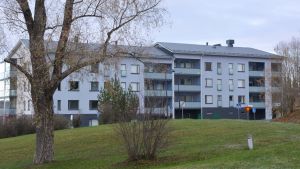 Ett nytt flervåningshus där man redan flyttat in. Huset finns invid Östanåparken på området Sibbo ådal. Nytt hus i Sibbo nov. 2018