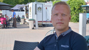 Borgå stadsdirektör Jukka-Pekka Ujula skulle gärna se att järnvägen gick från Borgå direkt till Helsingfors centrum. jukka-pekka ujula i t-shirt på Borgå torg