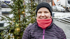 Erica Ås tycker det viktigaste är att nya konserthuset är bra ur ett musikaliskt perspektiv. Kvinna i svart mössa och röd scarf ler mot kameran.