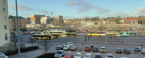 Budsstationens och Matkahuoltos område ska bli ett nytt resecentrum. Åbo busstation med parkerade bilar i förgrunden.