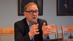 Denis Strandell är frustrerad över servicestationernas öde i Hangö. Denis Strandell