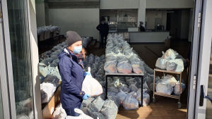Skollunchen delas ut i plastpåsar en gång i veckan. En kvinna delar ut lunchsäckspåsar som skolorna i Estland delar ut åt barnen en gång i veckan.