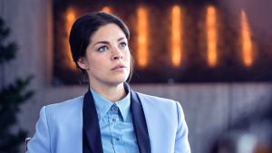 Natalie Madueño som Claudia - abitiös ung jurist. Karaktären Claudia i dramaserien Bedrägeriet.