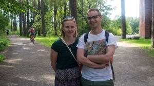Saara Hakala och Lauri Renvall är båda nyutexaminerade från Jyväskylä universitet. Det stora antalet studerande i staden kanske är en för enkel förklaring till att det går bra för De gröna i Jyväskylä, säger Hakala. Saara Hakala och Lauri Renvall, nyss utexaminerade från Jyväskylä universitet.