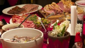 Fira med de du annars umgås med, och begränsa antalet vid julbordet, påpekar Kaukoranta. Arkivbild. Ett julbord med olika maträtter.