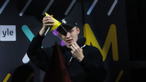 Isac Elliot får en partyhatt av sina fans. På med hatten Isac, nu blir det intervju i radion.