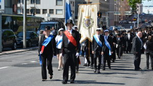 Doktorspromotion 2015. Nypromoverade doktorer vid Åbo Akademi vandrar i procession till gudstjänst i Åbo domkyrka.
