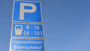 Det kostar ca 40 000 att bygga parkering i stadskärnor. trafikmärke om parkering