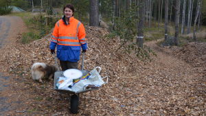 Frida Vuorio vill att andra också ska våga sig ut i skogen och satte för ett år sedan igång med att märka ut stigar. Frida Vuorio på skogsstigstalko