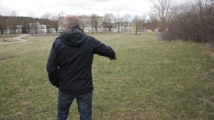 Paul Reuter visar var skateparken ska byggas. Paul Reuter visar var skateparken ska byggas