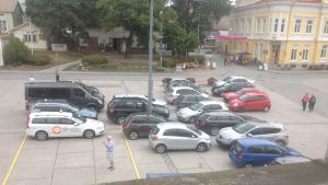 Gustav Wasas gata vid Rådhustorget hette Nikolajgatan under ryska tiden. Bilar som står parkerade huller om buller på Ekenäs torg.