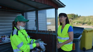 Fiona Småros och Nina Lindman på Stormossen. Fiona Småros och Nina Lindman vid Stormossen i Korsholm.