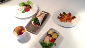 Tävlingsbidragen. Det var kryddad bondost med laxröra från Ranckens ranch, sikwrap från Strandis, stekt färskkorv med spiskummin från Skogsjö gård, GP från Smak & Form samt highlandkött med ungspotatis från Esse Highland. Tävlingsbidragen. Det var kryddad bondost med laxröra från Ranckens ranch, Sikwrap från Strandis, Stekt färskkorv med spiskummin från Skogsjö gård, GP från Smak & Form samt Highlandkött med ungspotatis från Esse Highland.