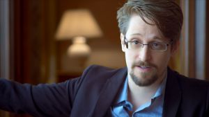 Snowden ser det som ironiskt att just Ryssland beviljade honom asyl och inte Europa. Edward Snowden i hotellrum i Moskva,.Edward Snowden / foEdward Snowden i ett hotellrum i Moskva / April 2019, Moskva