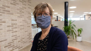 Rektor Carola Wiksten föredrar det rutiga munskyddet framför det gråa. Rektor Carola Wiksten med munskydd.