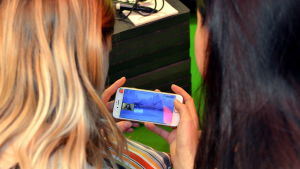 Barns medieanvänding börjar tidigt. Två flickor ser på ett spel på sin telefon.