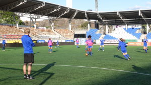 HJK:s U18-tjejer tränar fyra gånger i veckan med sitt lag. Dessutom ordnar föreningen morgonträningar tre gånger i veckan för dem som kan vara på plats. HJK-tjejernas träning.