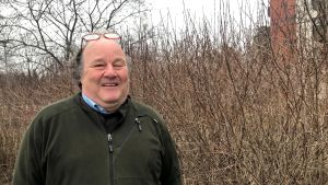 Den snöfria vintern kommer inte att påverka antalet fästingar nämnvärt, säger Anders Albrecht. Anders Albrecht står framför några vinter-risiga buskar.