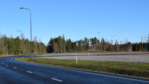 Grunden för industriområdet Ingåport är klart. Nu är det bara byggnader och verksamhet som saknas. Tom byggplats på Ingåport-området.