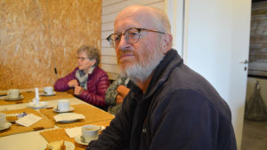 Stefan Svaetichin säger att han vid 70 hör till de yngre Pörtöborna. Man sitter vid kaffebord i Gumbohuset