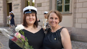 Fredrika Brunou och mamma Satu Paloniemi. Mor och dotter framför Akademihuset.
