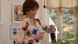 Skål för ungdomen! 81-åriga Jane Fonda har fortfarande "det" som person och en karriär som går på högvarv. Jane Fonda häller upp ett glas och kan gott skåla för evig ungdom.