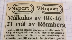 Så här kunde det se ut på Västra Nylands sportsidor i slutet av 1970-talet. Handbollsspelaren Jan Rönnberg gjorde 21 mål i en match, bilden från en tidning.