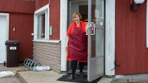 Sannikka Björklund slår upp dörren prick 10.00. Sannika Björklund öppnar dörren.