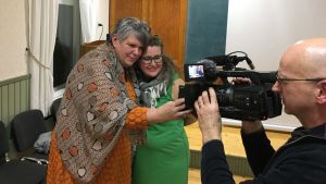 Ida Haapamäki omfamnas av en åhörade som inspirerats av hennes föreläsning Ida Haapamäki med fan
