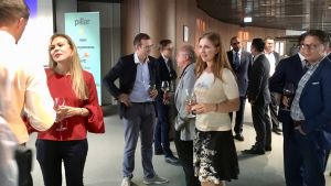 Eglė Nemeikštytė, VD på Blockchain Centre Vilnius i rött. Liten fest på Blockchain Centre Vilnius