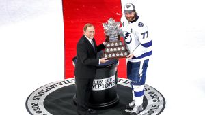 Victor Hedman var bäst i slutspelet. Victor Hedman får priset som slutspelets bästa spelare.