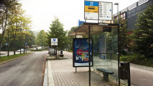 Ingen väntar på bussen. Har informationen om strejken nu gått fram?. Busshållplats utan människor.