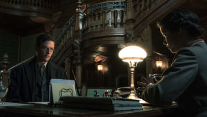 Gareth Jones ansöker om visum till Sovjetunionen. Scen ur filmen. James Norton som Gareth Jones i filmen.
